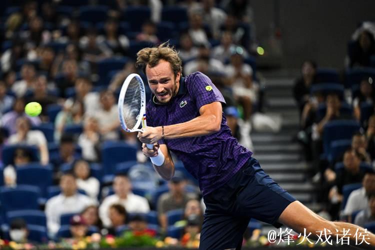 ATP巴黎大师赛：梅德韦杰夫强势晋级 阿利亚西姆惊险逆转